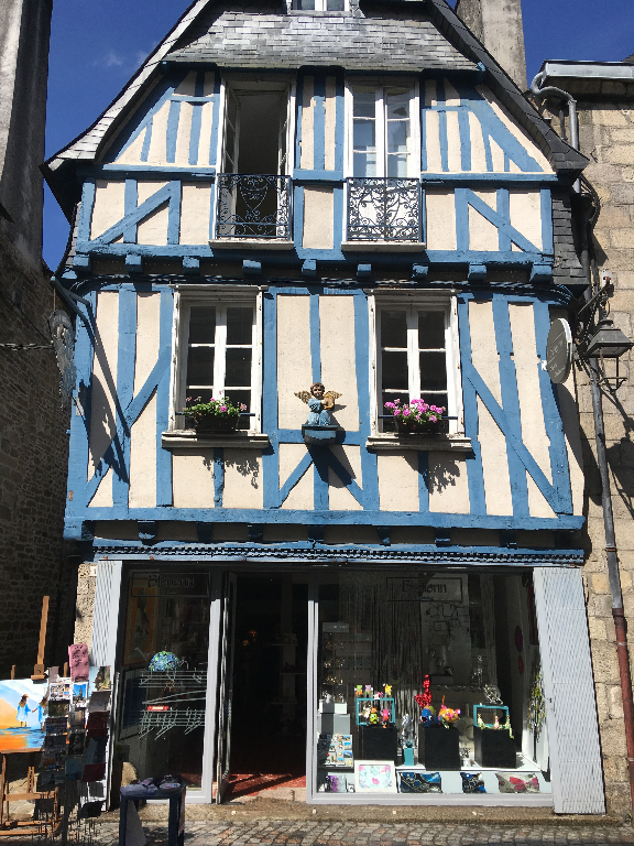 A louer très joli local commercial de 130 m² situé dans une rue piétonnière du centre ville de Quimper 29000 A louer très joli local commercial de 130 m² situé dans une rue piétonnière du centre ville de Quimper 29000