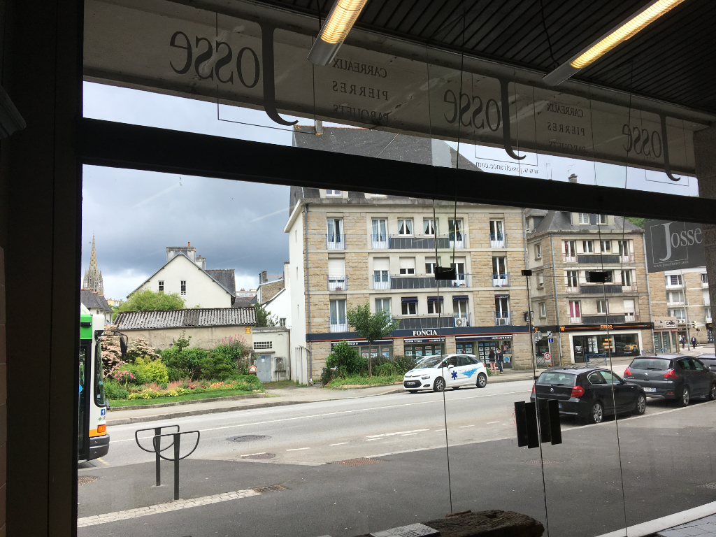 A VENDRE sur 210 m² une surface commerciale de 150 m² et 60 m² en sous sol à Quimper 29 000 A VENDRE sur 210 m² une surface commerciale de 150 m² et 60 m² en sous sol à Quimper 29 000