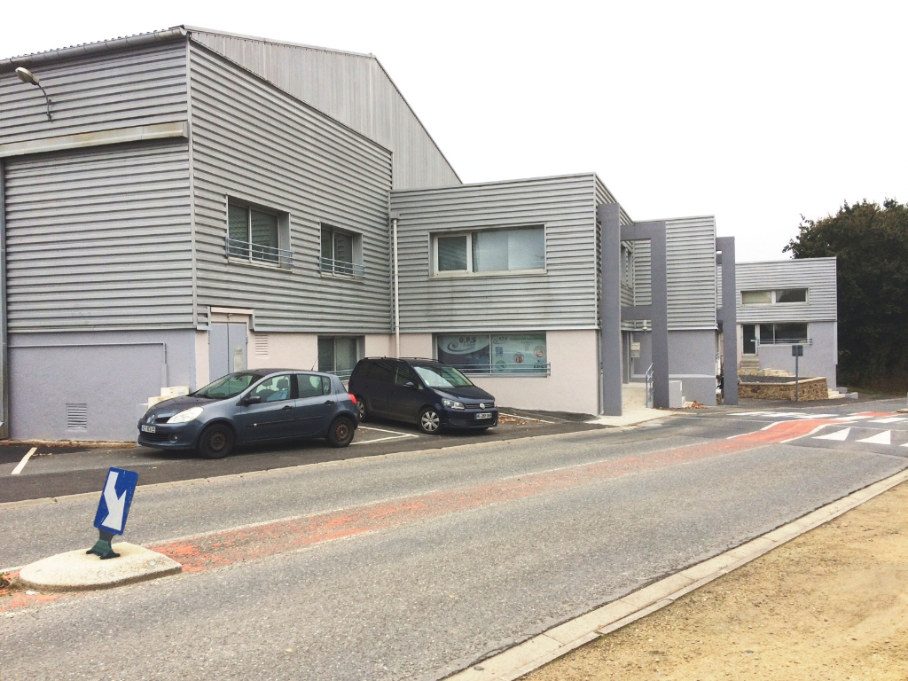 LANDIVISIAU A louer surface de bureaux d'environ 250m² + garage de 65m², LANDIVISIAU A louer surface de bureaux d'environ 250m² + garage de 65m²,