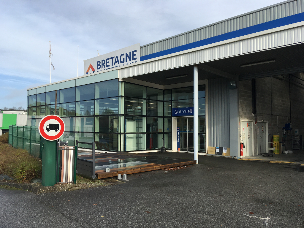A LOUER local d'activité 2380 m² ZI du Grand Guelen 29000 Quimper. A LOUER local d'activité 2380 m² ZI du Grand Guelen 29000 Quimper.