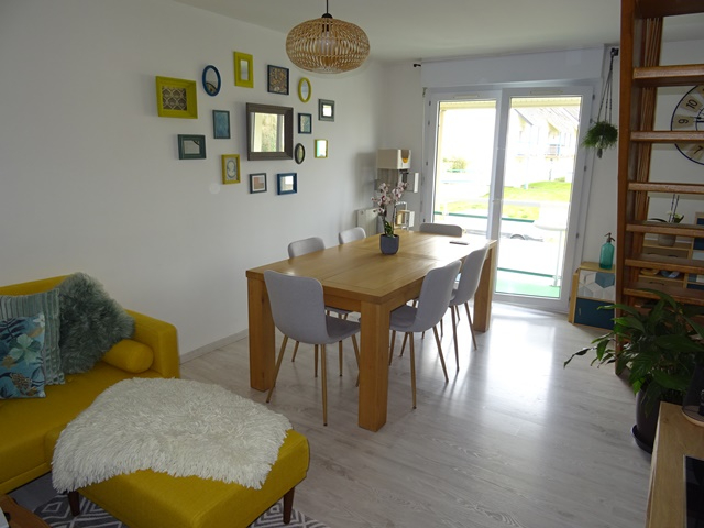 A VENDRE A PONTIVY BRETAGNE MORBIHAN DANS UNE COPROPRIETE PROCHE CENTRE VILLE UN APPARTEMENT DE TYPE T3 EN DUPLEX DE 79 M² AVEC 2 CHAMBRES, UN BALCON, DEUX BOX DE GARAGE FERME EN SOUS-SOL. A VENDRE A PONTIVY BRETAGNE MORBIHAN DANS UNE COPROPRIETE PROCHE CENTRE VILLE UN APPARTEMENT DE TYPE T3 EN DUPLEX DE 79 M² AVEC 2 CHAMBRES, UN BALCON, DEUX BOX DE GARAGE FERME EN SOUS-SOL.