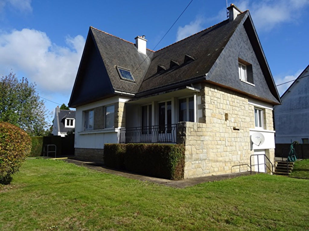 A VENDRE A PONTIVY BRETAGNE MORBIHAN MAISON 152 M2 AVEC 5 CHAMBRES DONT 2 EN RDC, UN SOUS SOL COMPLET, AVEC GARAGE, UN JARDIN CLOS DE 670 M² ARBORE ET FLEURI AVEC PELOUSE. A VENDRE A PONTIVY BRETAGNE MORBIHAN MAISON 152 M2 AVEC 5 CHAMBRES DONT 2 EN RDC, UN SOUS SOL COMPLET, AVEC GARAGE, UN JARDIN CLOS DE 670 M² ARBORE ET FLEURI AVEC PELOUSE.
