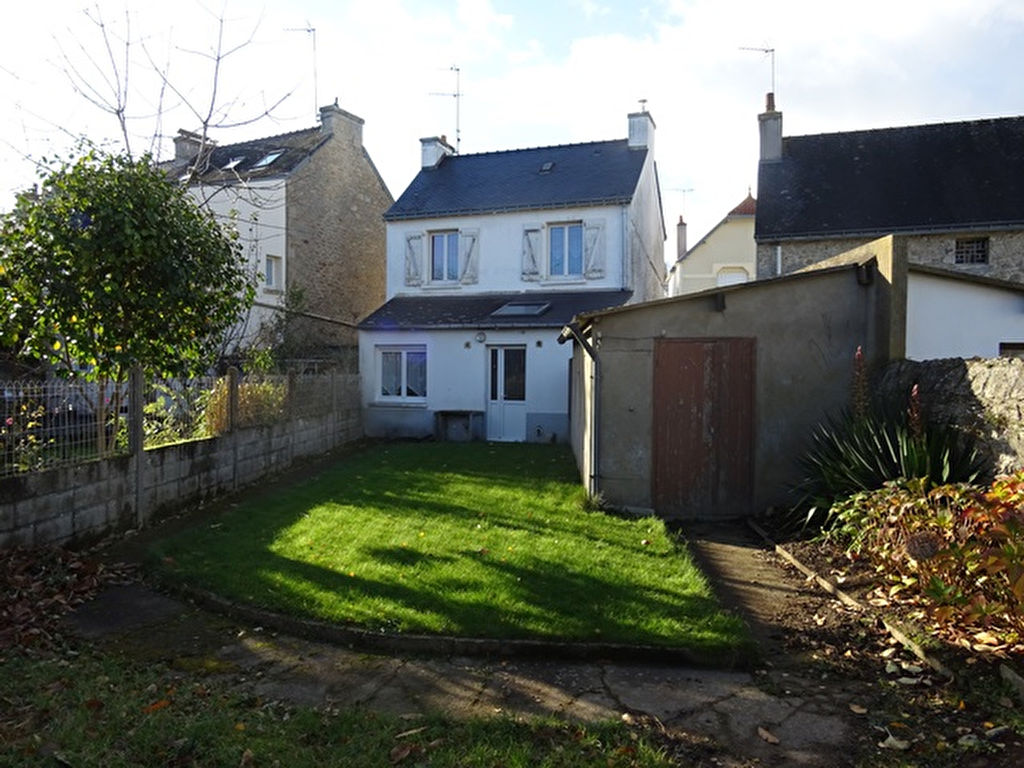 A VENDRE A PONTIVY BRETAGNE MORBIHAN MAISON 65 M2 AVEC 2 CHAMBRES, UNE DEPENDANCE A USAGE DE GARAGE, UN JARDIN CLOS DE 199 M² AVEC PELOUSE. A VENDRE A PONTIVY BRETAGNE MORBIHAN MAISON 65 M2 AVEC 2 CHAMBRES, UNE DEPENDANCE A USAGE DE GARAGE, UN JARDIN CLOS DE 199 M² AVEC PELOUSE.