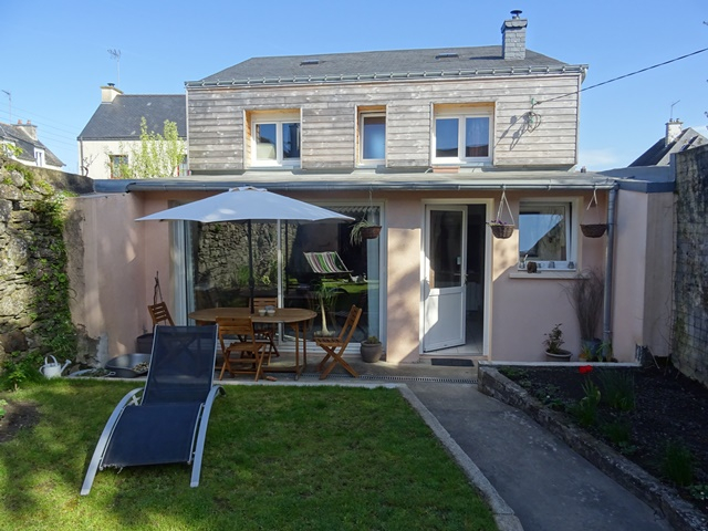 A VENDRE A PONTIVY BRETAGNE MORBIHAN MAISON 76 M2 AVEC 2 CHAMBRES, UNE DEPENDANCE A USAGE DE BUANDERIE, UN JARDIN CLOS DE 167 M² AVEC COIN PELOUSE ET POTAGER. A VENDRE A PONTIVY BRETAGNE MORBIHAN MAISON 76 M2 AVEC 2 CHAMBRES, UNE DEPENDANCE A USAGE DE BUANDERIE, UN JARDIN CLOS DE 167 M² AVEC COIN PELOUSE ET POTAGER.