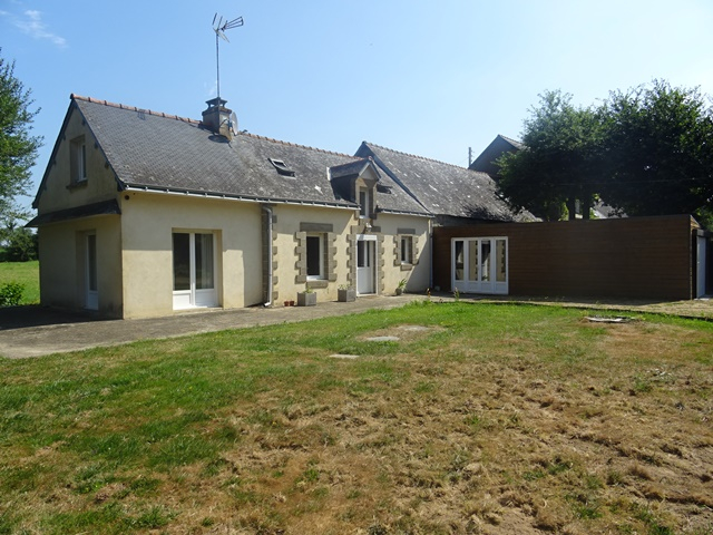 A VENDRE A 10 MINUTES DU CENTRE VILLE DE PONTIVY BRETAGNE MORBIHAN MAISON 101 M2 AVEC 2 CHAMBRES, UNE DEPENDANCE A USAGE D'ABRI DE JARDIN ET GARAGE, UN JARDIN DE 1870 M² PELOUSE ET TERRASSE. A VENDRE A 10 MINUTES DU CENTRE VILLE DE PONTIVY BRETAGNE MORBIHAN MAISON 101 M2 AVEC 2 CHAMBRES, UNE DEPENDANCE A USAGE D'ABRI DE JARDIN ET GARAGE, UN JARDIN DE 1870 M² PELOUSE ET TERRASSE.