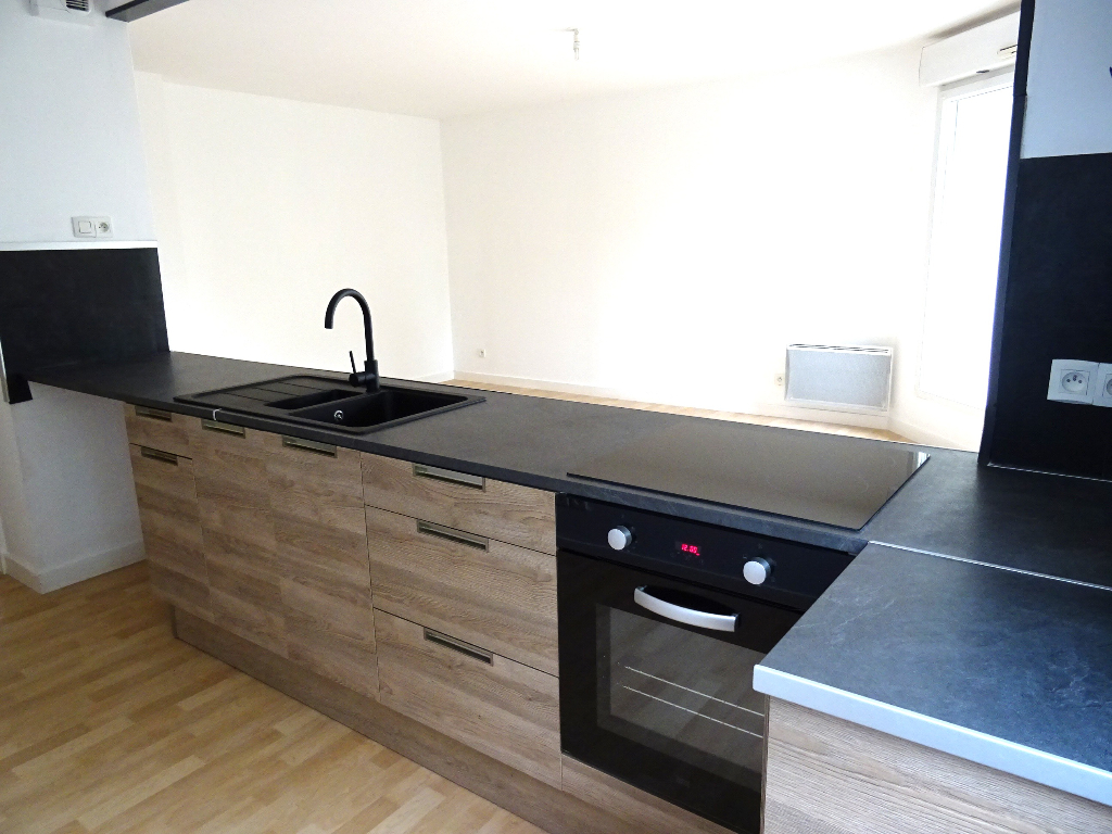 A VENDRE A PONTIVY DANS UNE RÉSIDENCE DE 2007, UN APPARTEMENT DE TYPE T3 DE 63 M² AU REZ DE CHAUSSEE, AVEC 2 CHAMBRES, UN BALCON, UNE PLACE DE PARKING EN SOUS SOL, ASCENSEUR. A VENDRE A PONTIVY DANS UNE RÉSIDENCE DE 2007, UN APPARTEMENT DE TYPE T3 DE 63 M² AU REZ DE CHAUSSEE, AVEC 2 CHAMBRES, UN BALCON, UNE PLACE DE PARKING EN SOUS SOL, ASCENSEUR.