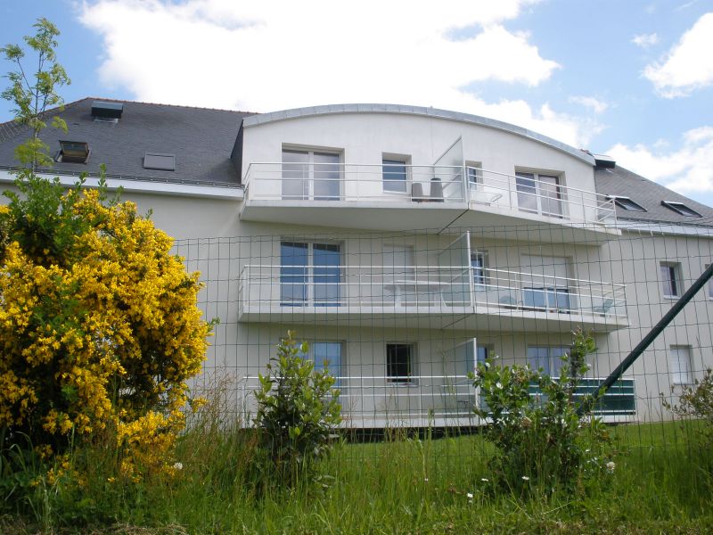 A VENDRE A PONTIVY BRETAGNE MORBIHAN UN APPARTEMENT DE TYPE T4 DE 90 M² AU REZ-DE-CHAUSSÉE D'UNE RÉSIDENCE DE 2007, AVEC 3 CHAMBRES, JARDINET ET TERRASSE, 2 PLACES DE PARKINGS, ASCENSEUR. A VENDRE A PONTIVY BRETAGNE MORBIHAN UN APPARTEMENT DE TYPE T4 DE 90 M² AU REZ-DE-CHAUSSÉE D'UNE RÉSIDENCE DE 2007, AVEC 3 CHAMBRES, JARDINET ET TERRASSE, 2 PLACES DE PARKINGS, ASCENSEUR.