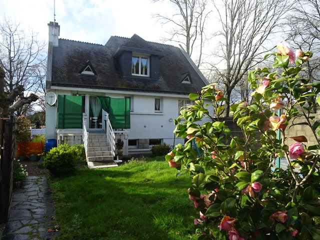 A VENDRE A PONTIVY BRETAGNE MORBIHAN MAISON 114 M2 AVEC 4 CHAMBRES DONT 2 EN RDC, UN SOUS SOL COMPLET, AVEC GARAGE, UN JARDIN CLOS DE 500 M² AVEC PELOUSE, TERRASSE ET BALCON. A VENDRE A PONTIVY BRETAGNE MORBIHAN MAISON 114 M2 AVEC 4 CHAMBRES DONT 2 EN RDC, UN SOUS SOL COMPLET, AVEC GARAGE, UN JARDIN CLOS DE 500 M² AVEC PELOUSE, TERRASSE ET BALCON.