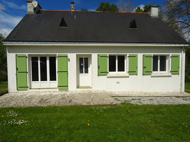 A VENDRE A CLEGUEREC BRETAGNE MORBIHAN UNE MAISON DE PLAIN PIED TYPE T3 AVEC DEUX CHAMBRES, UNE DEPENDANCE A USAGE DE GARAGE, UN GRENIER D'ENVIRON 70 M² SUR DALLE BETON AMÉNAGEABLE, UN TERRAIN CLOS DE 1600 M² AVEC PELOUSE ET TERRASSE. A VENDRE A CLEGUEREC BRETAGNE MORBIHAN UNE MAISON DE PLAIN PIED TYPE T3 AVEC DEUX CHAMBRES, UNE DEPENDANCE A USAGE DE GARAGE, UN GRENIER D'ENVIRON 70 M² SUR DALLE BETON AMÉNAGEABLE, UN TERRAIN CLOS DE 1600 M² AVEC PELOUSE ET TERRASSE.