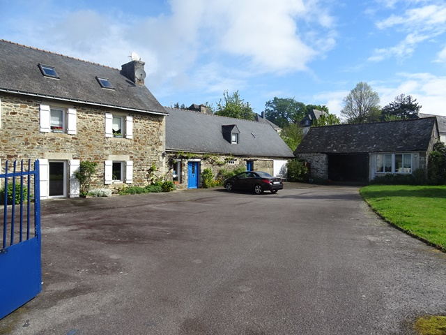 A VENDRE A PONTIVY BRETAGNE MORBIHAN MAISON TYPE LONGERE 5 CHAMBRES 181 M², PROCHE CENTRE VILLE ET COMMERCES, TERRAIN 2486 M² AVEC DEPENDANCE ET HAMMAM, ET 2 APPARTEMENTS TYPE T2 EN DUPLEX ACTUELLEMENT LOUÉS. A VENDRE A PONTIVY BRETAGNE MORBIHAN MAISON TYPE LONGERE 5 CHAMBRES 181 M², PROCHE CENTRE VILLE ET COMMERCES, TERRAIN 2486 M² AVEC DEPENDANCE ET HAMMAM, ET 2 APPARTEMENTS TYPE T2 EN DUPLEX ACTUELLEMENT LOUÉS.