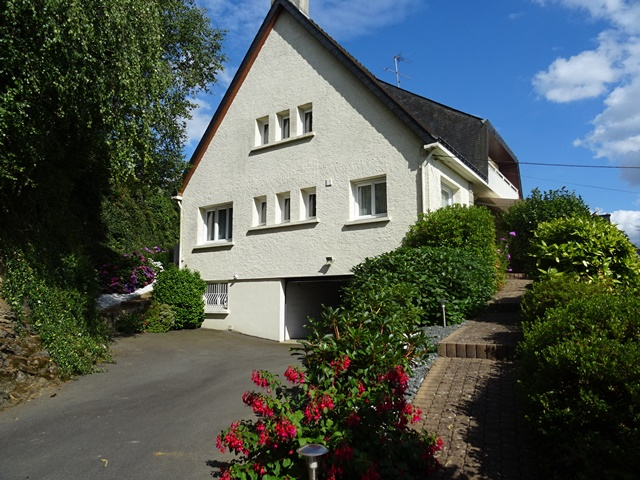 Maison A VENDRE A PONTIVY BRETAGNE MORBIHAN A 5 MINUTES DU CENTRE VILLE DANS UN QUARTIER RÉSIDENTIEL UNE MAISON DE TYPE T7 DE 161 M² AVEC 6 CHAMBRES, TERRASSE ORIENTÉE SUD-OUEST, GARAGE, PARCELLE DE 712 M², JARDIN ARBORE ET FLEURI. Maison A VENDRE A PONTIVY BRETAGNE MORBIHAN A 5 MINUTES DU CENTRE VILLE DANS UN QUARTIER RÉSIDENTIEL UNE MAISON DE TYPE T7 DE 161 M² AVEC 6 CHAMBRES, TERRASSE ORIENTÉE SUD-OUEST, GARAGE, PARCELLE DE 712 M², JARDIN ARBORE ET FLEURI.