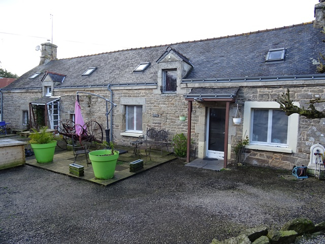 A VENDRE A GUERN BRETAGNE MORBIHAN UNE LONGERE DE 148 M² HABITABLE 2 CHAMBRES OFFRANT DE TRÈS BELLES PRESTATIONS TERRAIN 1553 M² AVEC PELOUSE ARBORE ET FLEURI, PISCINE HORS SOL. A VENDRE A GUERN BRETAGNE MORBIHAN UNE LONGERE DE 148 M² HABITABLE 2 CHAMBRES OFFRANT DE TRÈS BELLES PRESTATIONS TERRAIN 1553 M² AVEC PELOUSE ARBORE ET FLEURI, PISCINE HORS SOL.