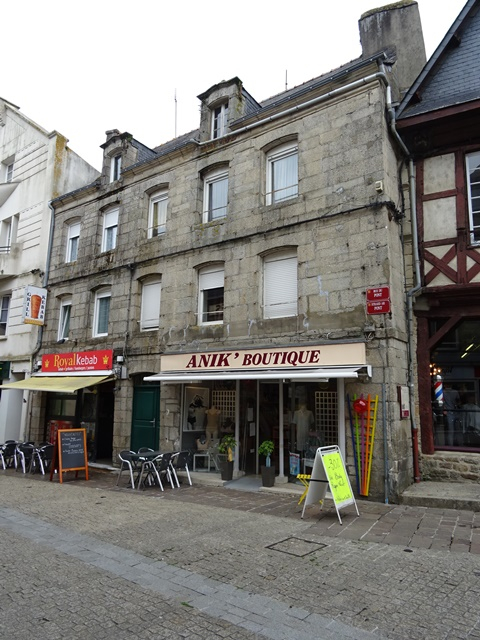 A VENDRE PONTIVY BRETAGNE MORBIHAN IMMEUBLE SITUÉ HYPER CENTRE AVEC 2 APPARTEMENTS DE TYPE T2 ET UN LOCAL COMMERCIAL AU REZ-DE-CHAUSSÉE. A VENDRE PONTIVY BRETAGNE MORBIHAN IMMEUBLE SITUÉ HYPER CENTRE AVEC 2 APPARTEMENTS DE TYPE T2 ET UN LOCAL COMMERCIAL AU REZ-DE-CHAUSSÉE.