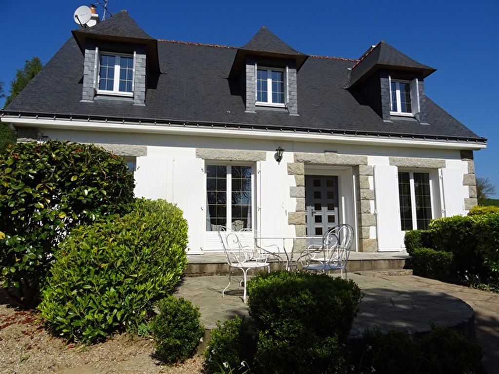 A VENDRE A PONTIVY BRETAGNE MORBIHAN MAISON DE TYPE T5 140 M2 AVEC 4 CHAMBRES, SOUS-SOL COMPLET, TERRAIN 2000 M² ARBORE ET FLEURI, AVEC PELOUSE. A VENDRE A PONTIVY BRETAGNE MORBIHAN MAISON DE TYPE T5 140 M2 AVEC 4 CHAMBRES, SOUS-SOL COMPLET, TERRAIN 2000 M² ARBORE ET FLEURI, AVEC PELOUSE.