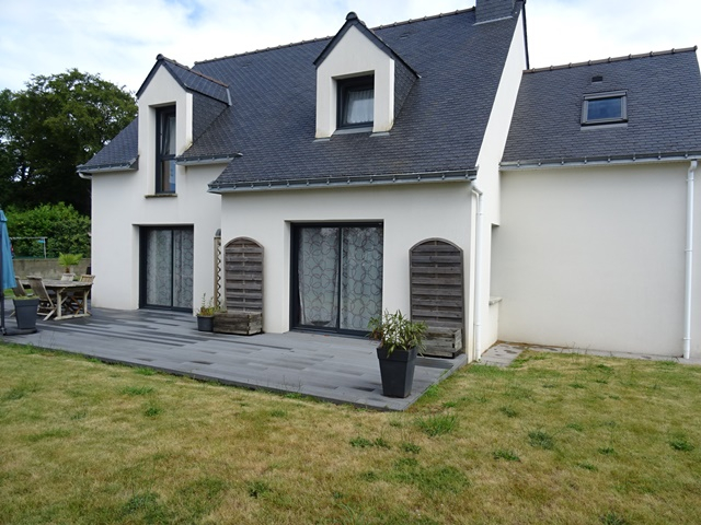 A VENDRE A GUERLEDAN BRETAGNE COTE D'ARMOR MAISON 130 M² AVEC 4 CHAMBRES DONT UNE AU REZ-DE-CHAUSSEE, JARDIN 946 M², GARAGE, CONSTRUCTION DE 2012 ENCORE SOUS GARANTIE DÉCENNALE. A VENDRE A GUERLEDAN BRETAGNE COTE D'ARMOR MAISON 130 M² AVEC 4 CHAMBRES DONT UNE AU REZ-DE-CHAUSSEE, JARDIN 946 M², GARAGE, CONSTRUCTION DE 2012 ENCORE SOUS GARANTIE DÉCENNALE.