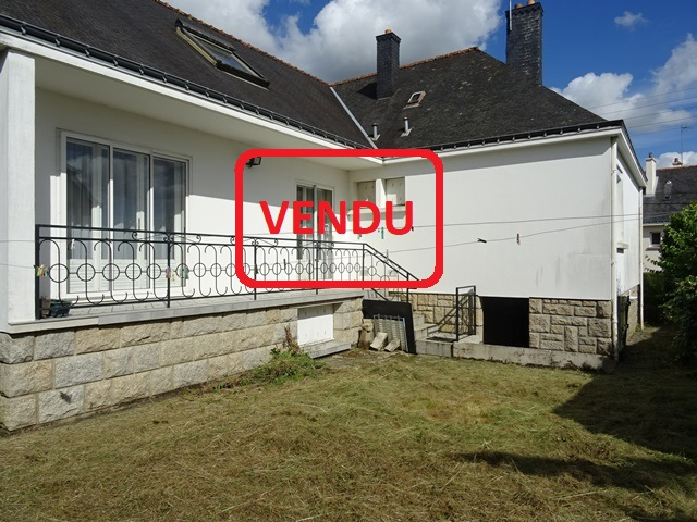 A VENDRE A PONTIVY BRETAGNE MORBIHAN DANS UN QUARTIER TRÈS PRISÉ UNE MAISON DE 160 M2 AVEC 5 CHAMBRES DONT 4 EN REZ-DE-CHAUSSÉE, UNE DÉPENDANCE A USAGE DE GARAGE, UN JARDIN CLOS DE 795 M² AVEC PELOUSE, SOUS-SOL COMPLET, PROCHE COMMERCES ET ÉCOLES. A VENDRE A PONTIVY BRETAGNE MORBIHAN DANS UN QUARTIER TRÈS PRISÉ UNE MAISON DE 160 M2 AVEC 5 CHAMBRES DONT 4 EN REZ-DE-CHAUSSÉE, UNE DÉPENDANCE A USAGE DE GARAGE, UN JARDIN CLOS DE 795 M² AVEC PELOUSE, SOUS-SOL COMPLET, PROCHE COMMERCES ET ÉCOLES.