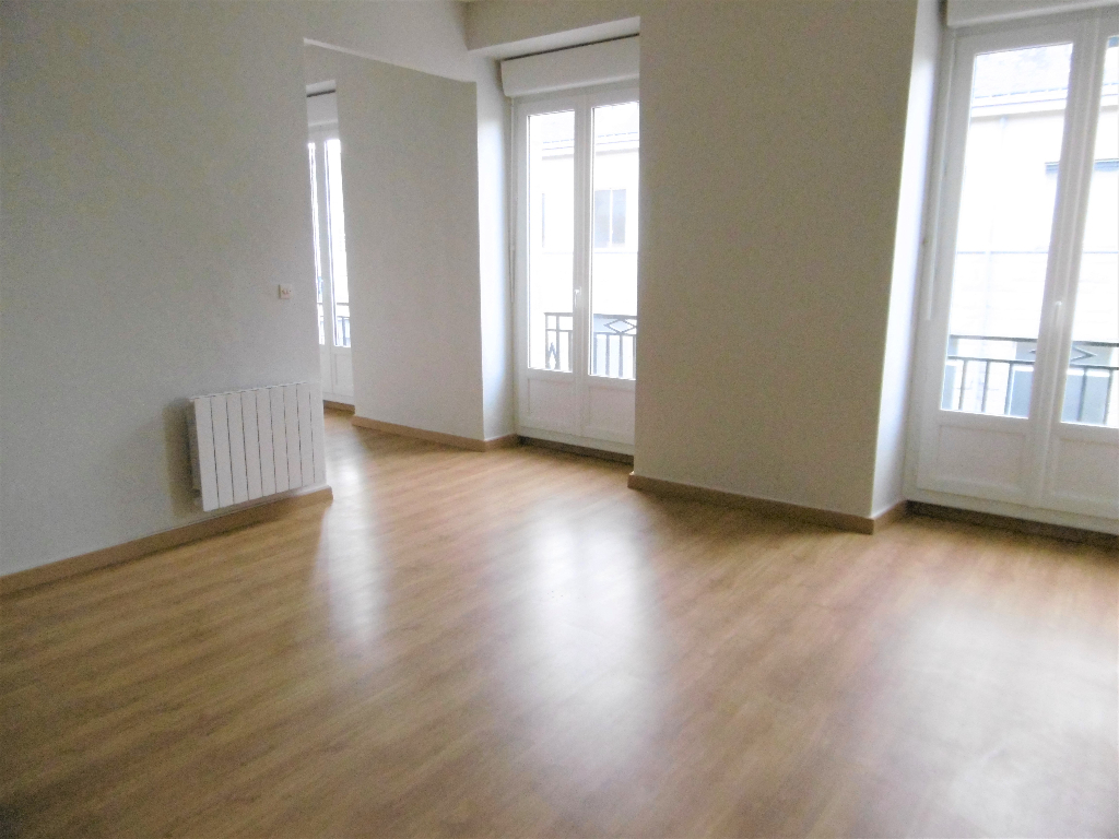 A louer Bretagne Morbihan Pontivy grand appartement de type studio en centre ville A louer Bretagne Morbihan Pontivy grand appartement de type studio en centre ville