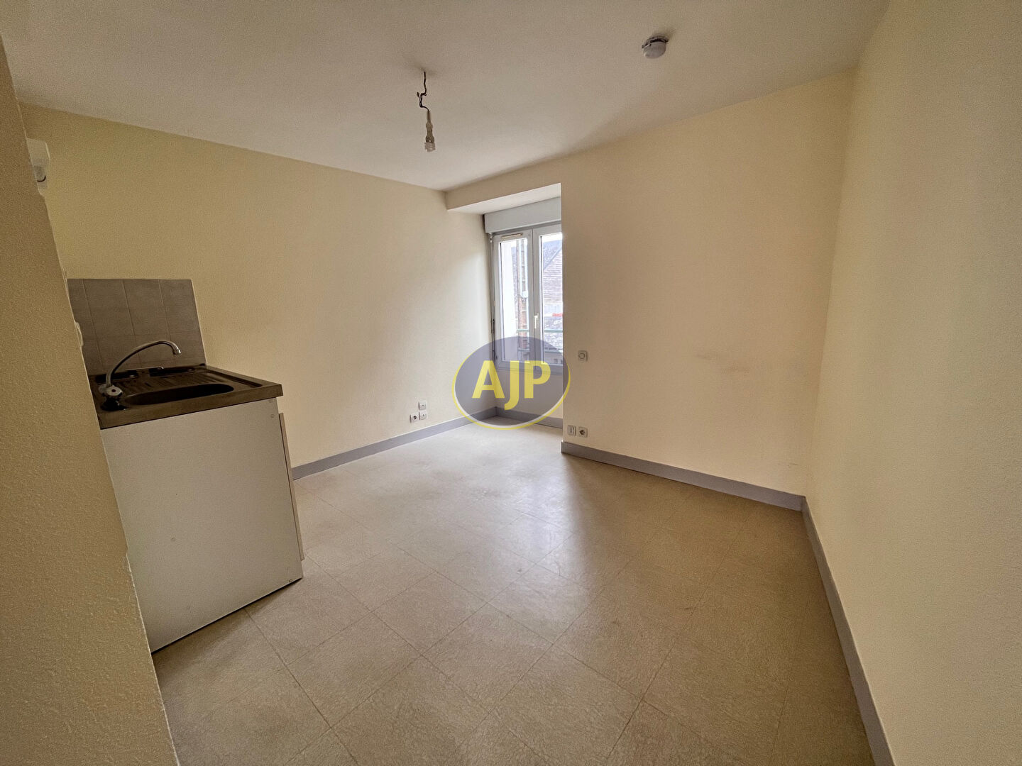 A louer Pontivy Bretagne Morbihan studio équipé 13 m2 quartier super u A louer Pontivy Bretagne Morbihan studio équipé 13 m2 quartier super u