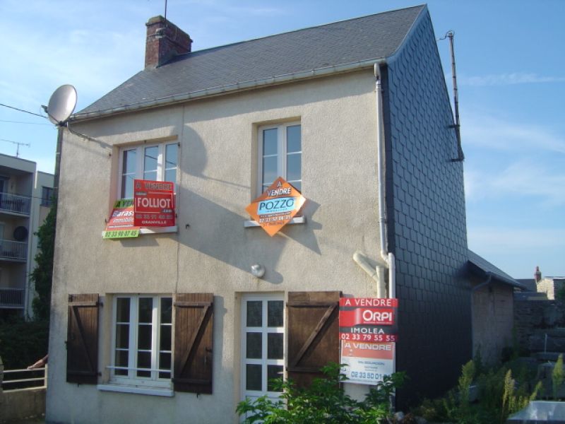 ACHAT/VENTE Maison Granville 4 pi�ces 100 m2 500 M DES COMMERCES 3 CHAMBRES SEJOUR/SALON AVEC CHEMINEE CUISINE INDEPENDANTE GARAGE COURETTE
