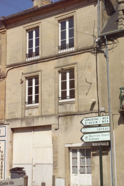 Immeuble Douvres La Delivrande plein centre comprenant deux appartements type F/2, façade Sud , caves Immeuble Douvres La Delivrande plein centre comprenant deux appartements type F/2, façade Sud , caves