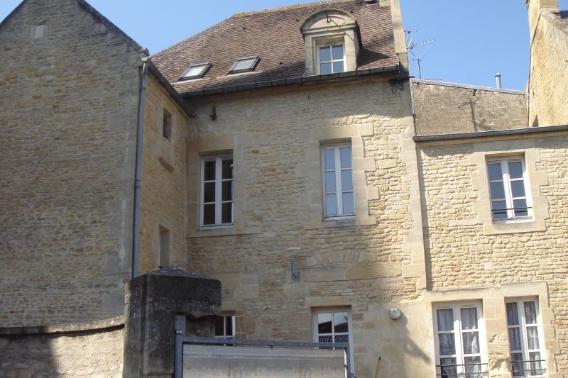 Douvres, Ensemble composé de deux logements dont un loué (loyer de 396.32 €/mois)e Douvres La Delivrande 100 m2 Douvres, Ensemble composé de deux logements dont un loué (loyer de 396.32 €/mois)e Douvres La Delivrande 100 m2