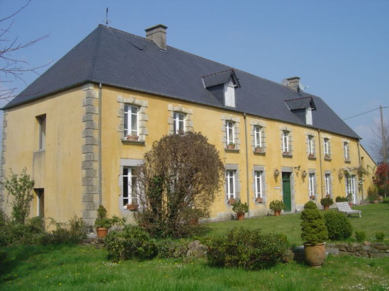 ACHAT/VENTE A 9 KM DE LA MER TRELLY PROPRIETE DE CARACTERE ENTIEREMENT RENOVEE OFFRANT UN GRAND STANDING 270 M� HABITABLES 6 PIECES 3 CHAMBRES AVEC SALLE D'EAU/WC PRIVATIVES 3 DEPENDANCES TERRAIN DE 9.4 HA