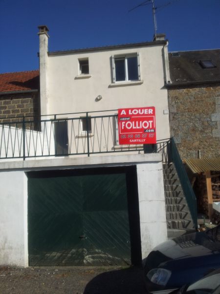 Duplex de 60 m² dans le bourg de Montviron comprenant deux chambres, un bureau, une cuisine, séjour-salon,salle d'eau, terrasse, balcon, garage. Duplex de 60 m² dans le bourg de Montviron comprenant deux chambres, un bureau, une cuisine, séjour-salon,salle d'eau, terrasse, balcon, garage.