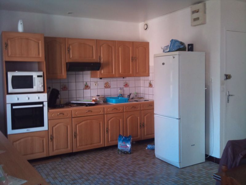 Bel appartement de centre ville situé au 2ème étage comprenant une cuisine aménagée, séjour-salon, deux chambres, une salle d'eau. Bel appartement de centre ville situé au 2ème étage comprenant une cuisine aménagée, séjour-salon, deux chambres, une salle d'eau.