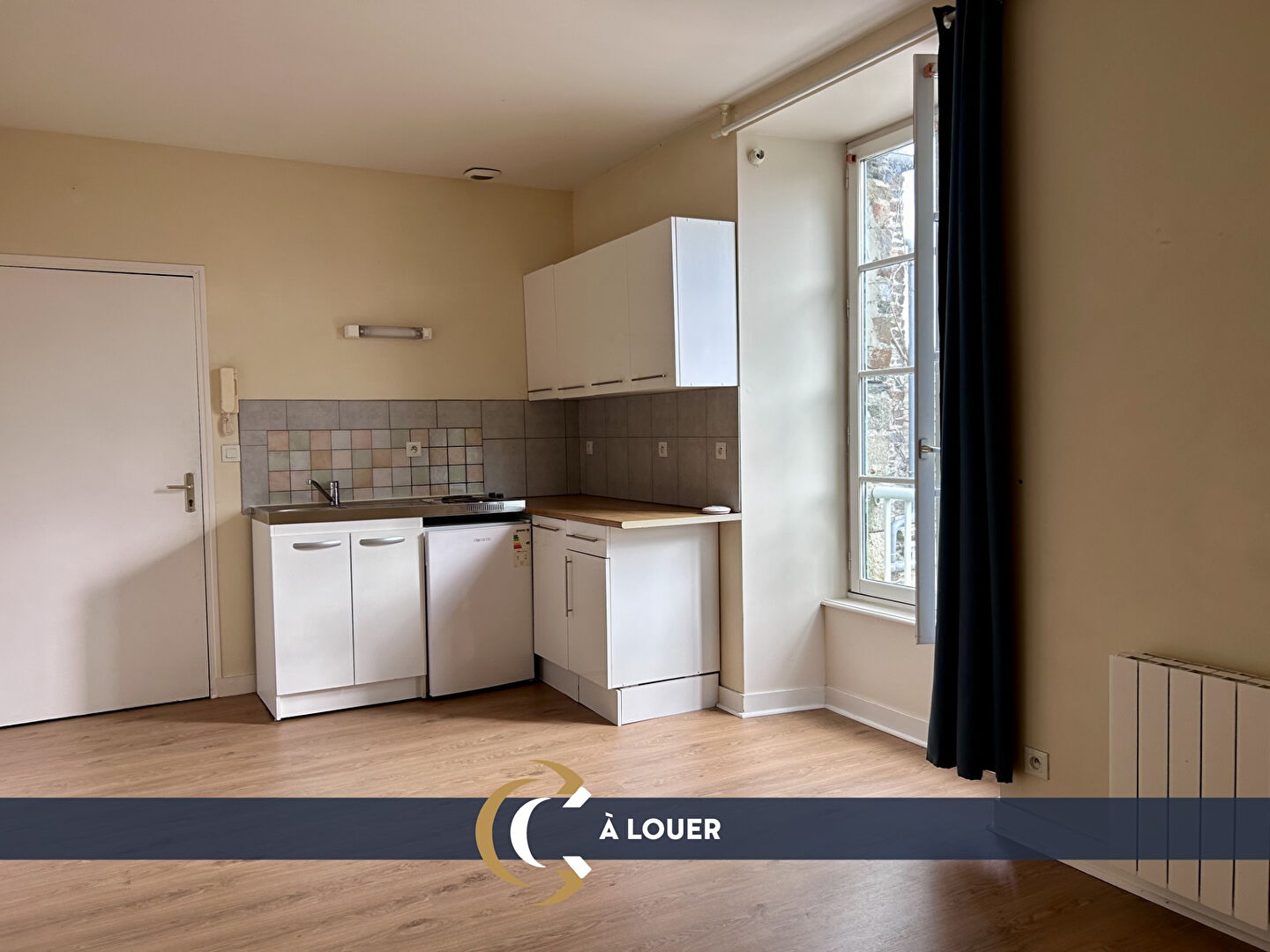 A LOUER - DOL DE BRETAGNE - CENTRE VILLE - T2 - 33 m² A LOUER - DOL DE BRETAGNE - CENTRE VILLE - T2 - 33 m²