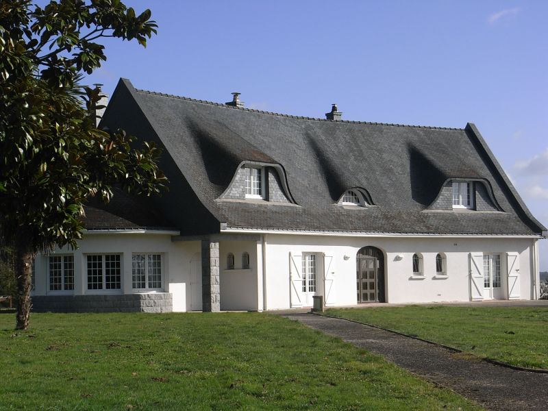 MARZAN - maison de 260 m� habitables, plus annexes