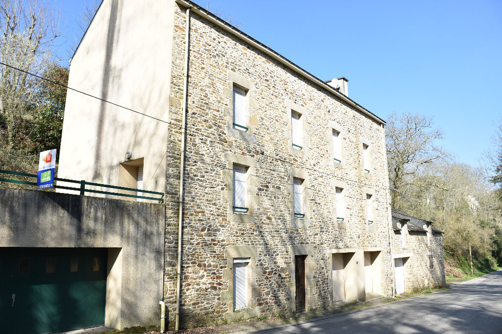 MUZILLAC, immeuble de 147 m² hab. MUZILLAC, immeuble de 147 m² hab.