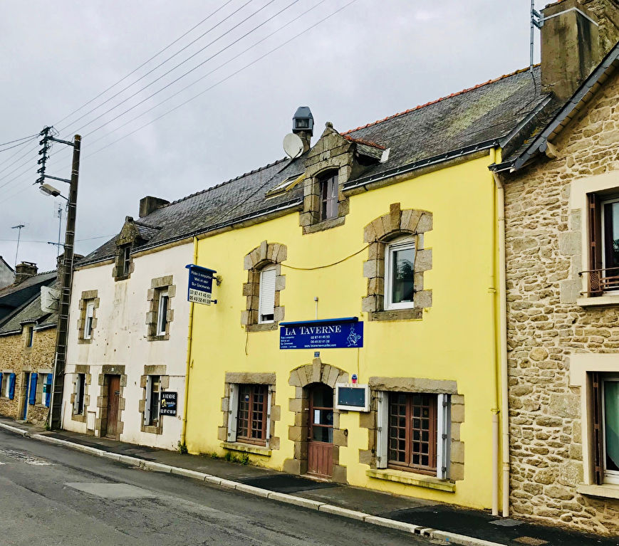 Maison Muzillac 200 m2 Tous commerces à pied pour cet ensemble en pierre sur 3 niveaux offrant plus de 200 m² hab + grenier en partie aménagé. L'ensemble sur un terrain clos de 1000 m². Prévoir travaux d'amélioration. Énorme potentiel Maison Muzillac 200 m2 Tous commerces à pied pour cet ensemble en pierre sur 3 niveaux offrant plus de 200 m² hab + grenier en partie aménagé. L'ensemble sur un terrain clos de 1000 m². Prévoir travaux d'amélioration. Énorme potentiel