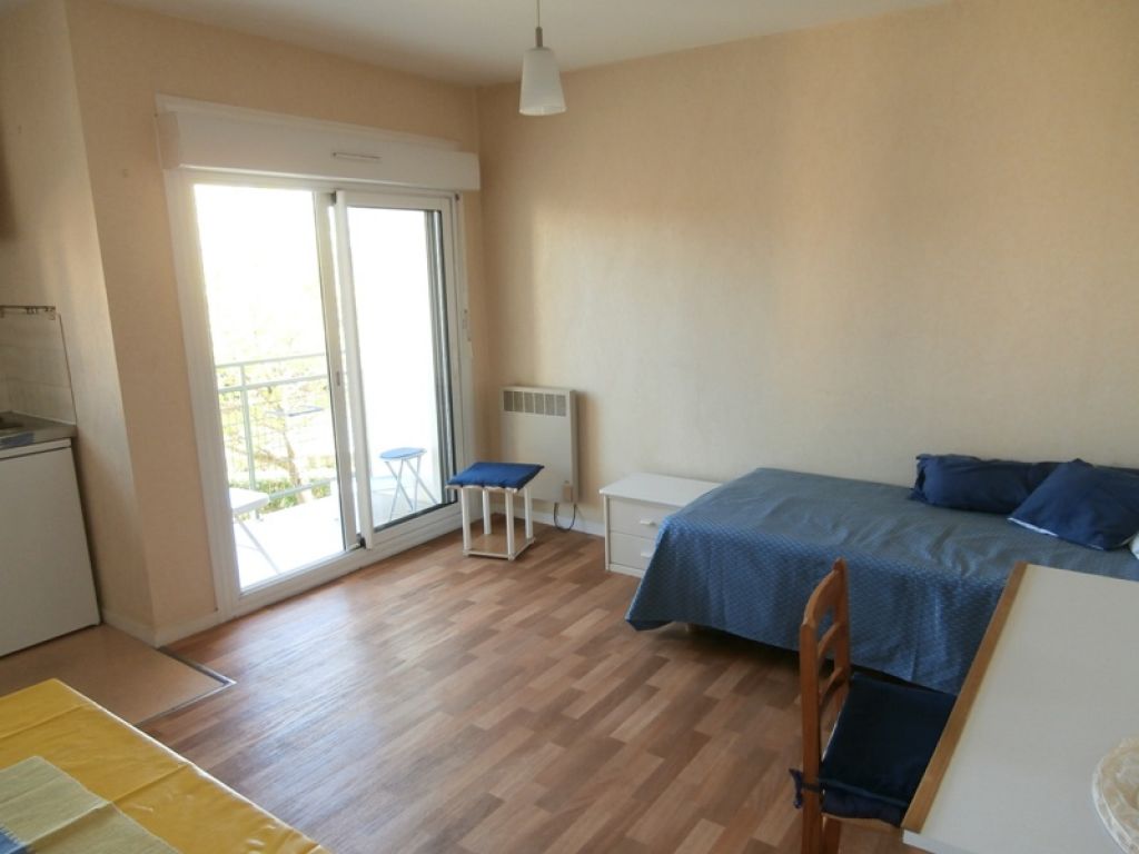 A LOUER- STUDIO MEUBLE avec parking- RENNES St-Hélier A LOUER- STUDIO MEUBLE avec parking- RENNES St-Hélier