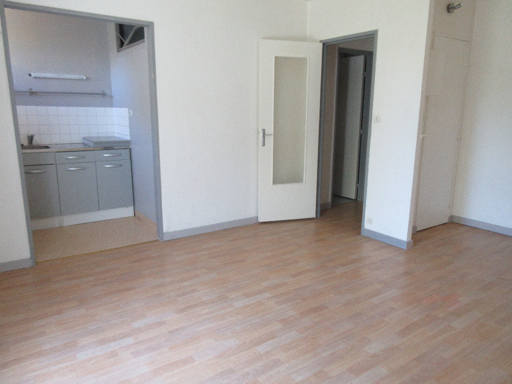 A LOUER- STUDIO avec Parking- RENNES Lorient St-Brieuc A LOUER- STUDIO avec Parking- RENNES Lorient St-Brieuc