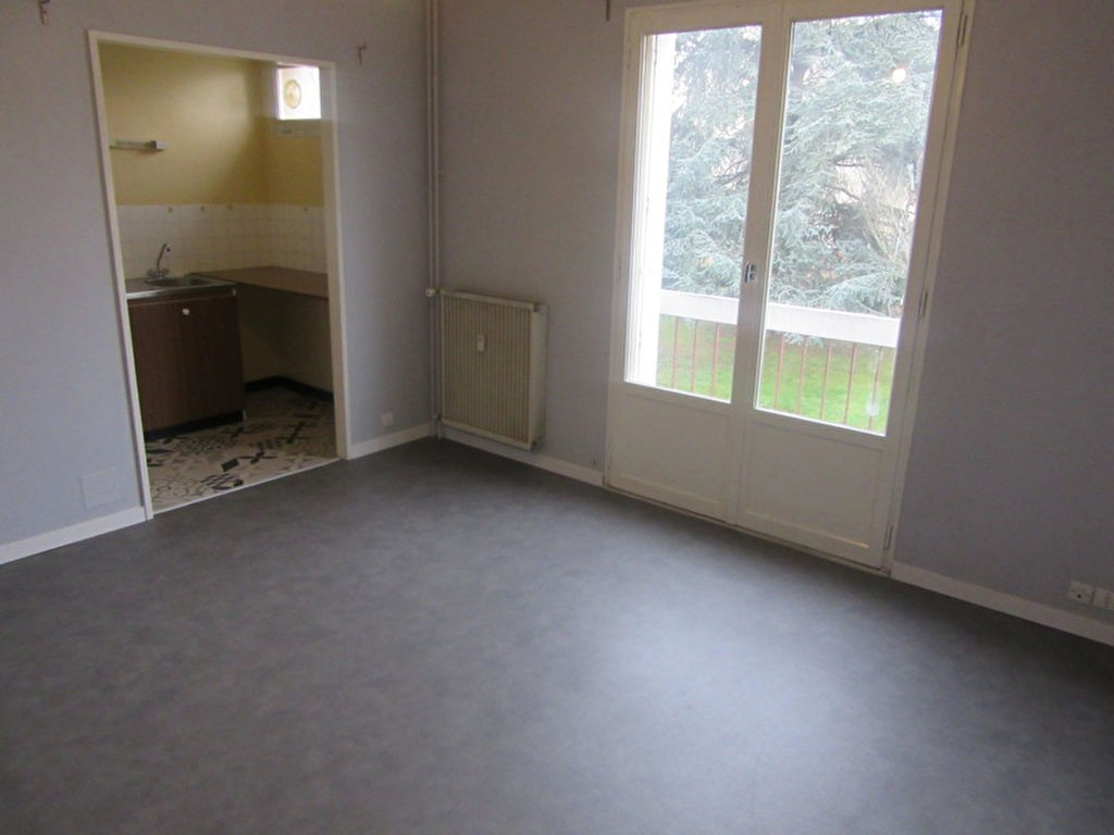 A LOUER- STUDIO avec stationnement - RENNES Lorient St-Brieuc A LOUER- STUDIO avec stationnement - RENNES Lorient St-Brieuc