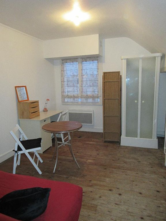A LOUER- STUDIO MEUBLE - RENNES fac de droit A LOUER- STUDIO MEUBLE - RENNES fac de droit