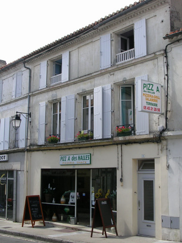 Immeuble : restaurant + appartement