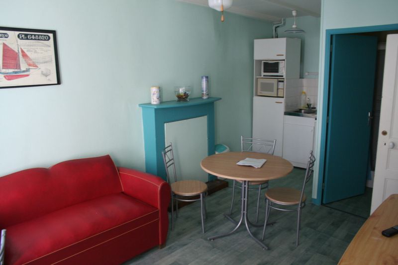 Pour investissement locatif : Immeuble 19eme, 200m de la mer, du port et des commerces. Trois appartements T2 meubl�s et �quip�s.