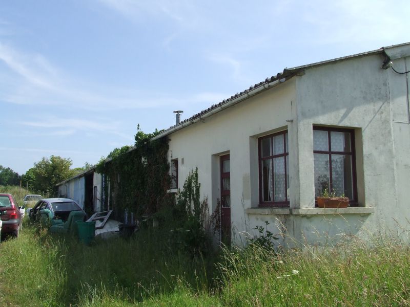 HANGAR et terrain constructible � Etables