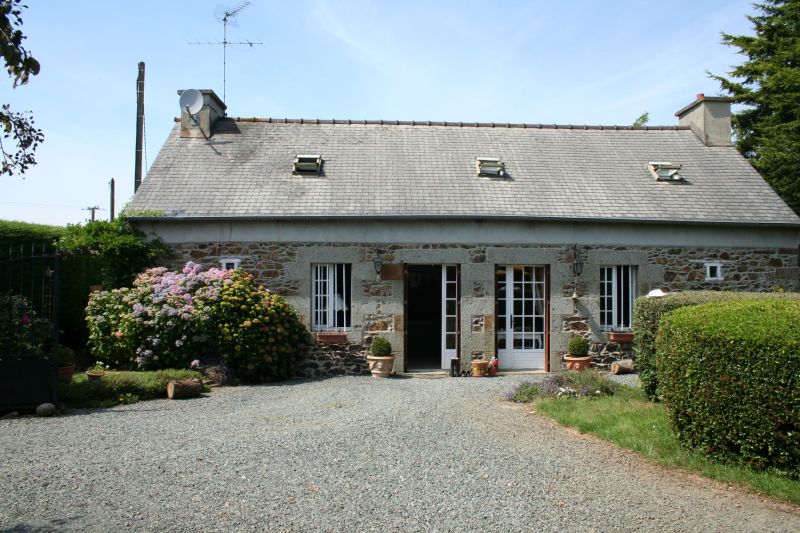 TREGUIDEL Long�re en pierre -