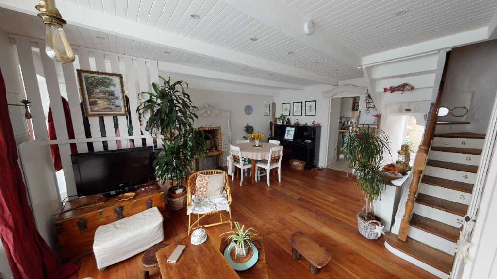 MAISON A VENDRE AU COEUR DES RUELLES DU VIEUX PORT ! MAISON A VENDRE AU COEUR DES RUELLES DU VIEUX PORT !