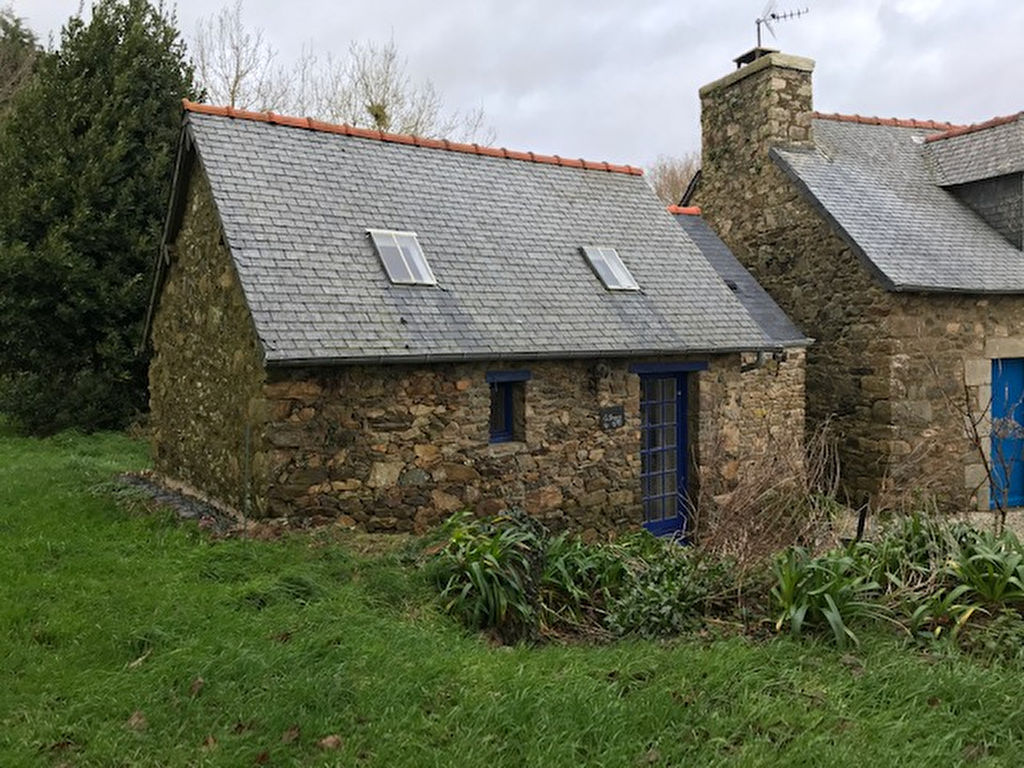 La Bergerie - Studio dans une belle longère en pierre, typique avec ses jolis volets bleus La Bergerie - Studio dans une belle longère en pierre, typique avec ses jolis volets bleus