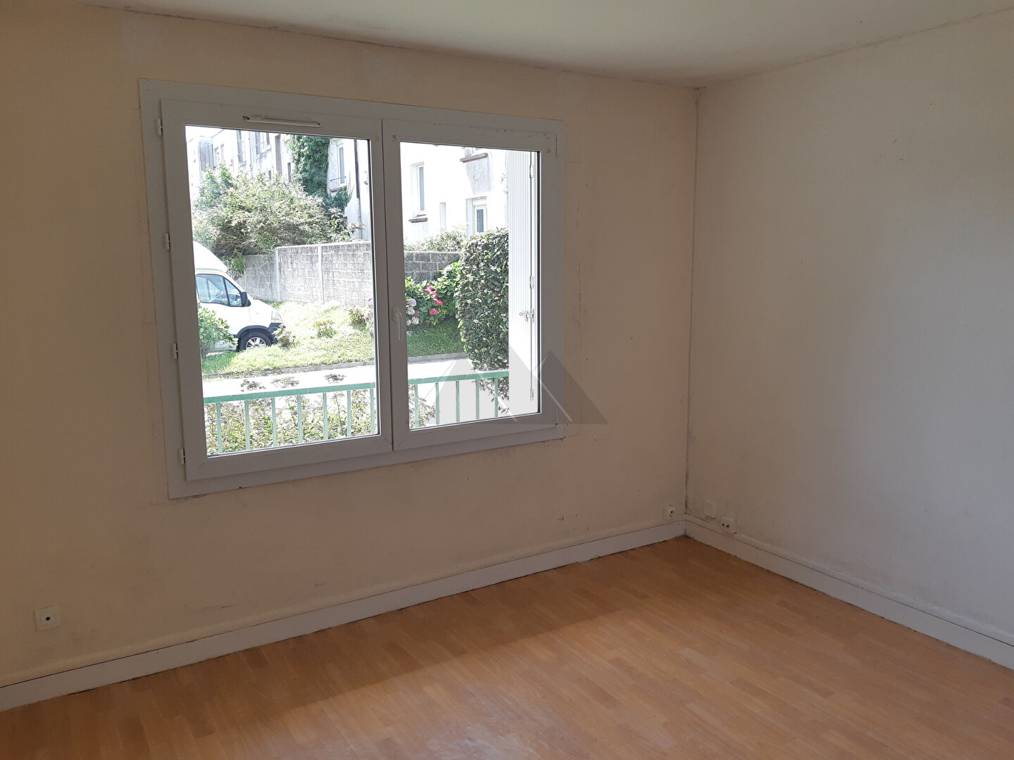 PILIER ROUGE - STUDIO - parking