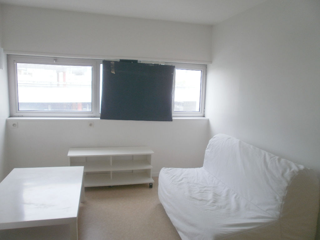 STUDIO MEUBLE- RUE DE KERGORJU - 18.77 m² STUDIO MEUBLE- RUE DE KERGORJU - 18.77 m²