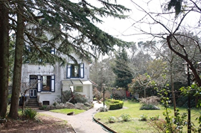 Villa de caract�re - 135 m2 - 6 chambres - 2 228m� de terrain - garage