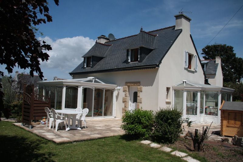 GUIPAVAS - BOURG - PROPRIETE AVEC DEPENDANCES SUR 1100 TERRAIN