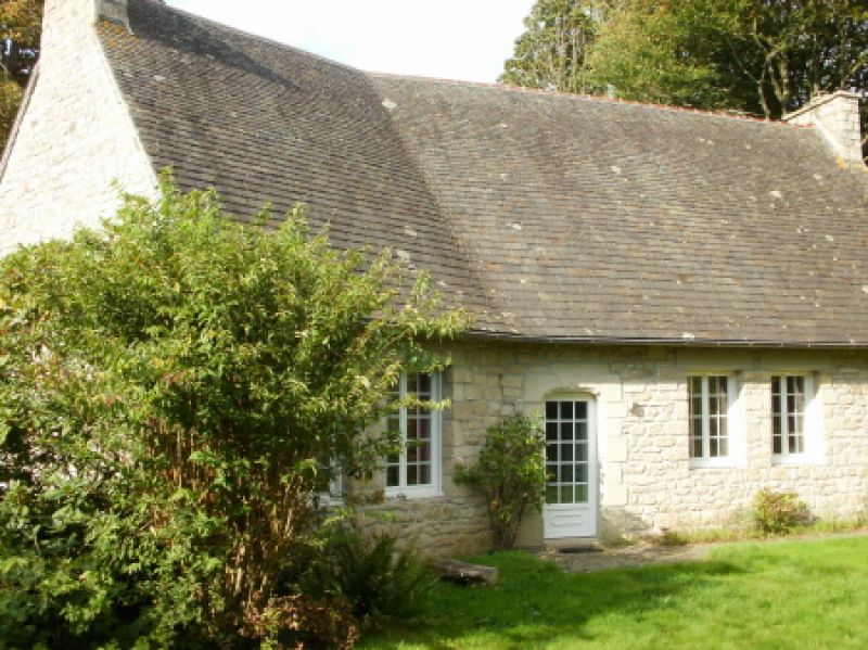 LESNEVEN � 2 MN DU CENTRE VILLE-BELLE BATISSE EN PIERRES SUR TERRAIN ARBORE