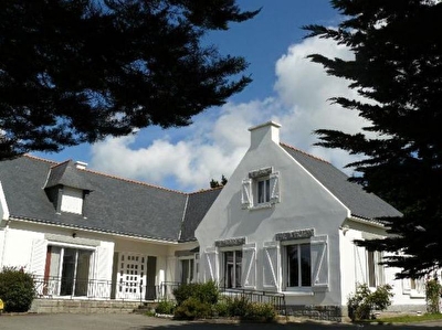 Aux portes de Brest et proche du tramway - Int�rieur contemporain pour cette spacieuse maison T9/10 de 290m� ,enti�rement r�nov�e.