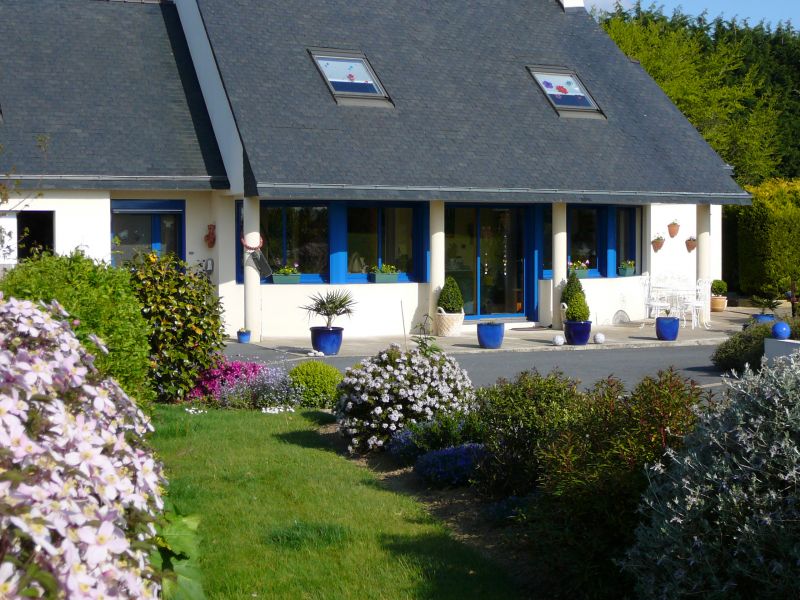 LESNEVEN BELLE CONTEMPORAINE SUR JARDIN CLOS ET PAYSAGER
