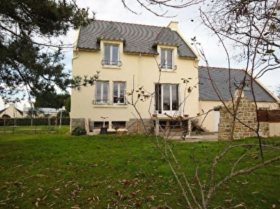 Locmaria-plouzan�.Grande maison T6 sur sous-sol complet, garage double attenant avec possibilit� de studio � l'�tage